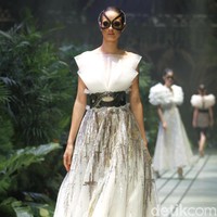 Sebastian Gunawan menampilkan koleksi couturenya bertajuk Incantensimo yang begitu magical. Fashion show Seba digelar di Ballroom Hotel Mulia, Senayan, Jakarta Pusat, Selasa (1/10/2019). Foto: Mohammad Abduh/Wolipop