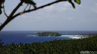Jika dilihat dari atas bukit, pesona Tanjung Wora seakan menjadi pemanis dari Miangas.