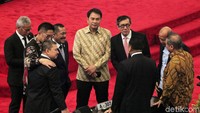 Mantan Menteri Hukum dan HAM, Yasonna H Laoly, nampak hadir di sidang paripurna kedua MPR tersebut. Ia mengundurkan diri dari jabatan Menkum HAM usai terpilih menjadi anggota DPR periode 2019-2024.
