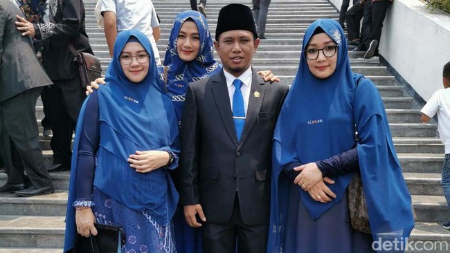 Lora Fadil Bicara Soal Gaji dan Poligami