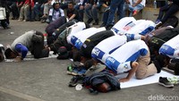 Ada tiga tuntutan yang disuarakan oleh massa buruh dalam aksi tersebut. Diantaranya adalah menolak revisi Undang-Undang Nomor 13 Tahun 2003 tentang Ketenagakerjaan, menolak kenaikan iuran BPJS Kesehatan, dan menagih janji Jokowi merevisi PP Nomor 78 Tahun 2015.