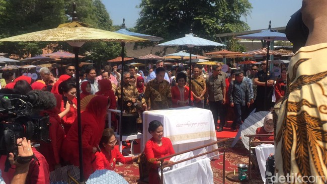 Rangkaian acara Hari Batik Nasional sudah berlangsung sejak 24 September lalu dengan menggelar pameran batik di Kementerian Perindustrian. Hari Batik Nasional kali ini sekaligus memeringati satu dekade dikukuhkannya batik sebagai warisan budaya tak benda oleh UNESCO. Foto: Daniel Ngantung/Wolipop