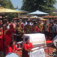 Rangkaian acara Hari Batik Nasional sudah berlangsung sejak 24 September lalu dengan menggelar pameran batik di Kementerian Perindustrian. Hari Batik Nasional kali ini sekaligus memeringati satu dekade dikukuhkannya batik sebagai warisan budaya tak benda oleh UNESCO. Foto: Daniel Ngantung/Wolipop