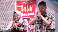 Pantauan detikcom Rabu (2/10/2019), 23 pasang guru dan 57 pasang siswa berlenggak-lenggok di atas catwalk yang dipasang di Lapangan Basket SMKN 1 Sumedang.