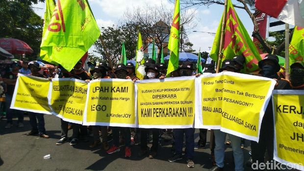 Demo buruh di depan DPRD Jateng. 