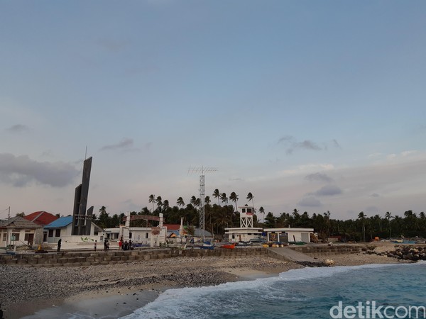 Selain berfoto di tugu 0 km ini, traveler juga bisa bisa menikmati senja pantai. Berseberangan dengan pelabuhan baru, tapi titik 0 km bisa dinikmati dari tengah laut. (Bonauli/detikcom)