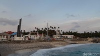 Selain berfoto di tugu 0 km ini, traveler juga bisa bisa menikmati senja pantai. Berseberangan dengan pelabuhan baru, tapi titik 0 km bisa dinikmati dari tengah laut. (Bonauli/detikcom)