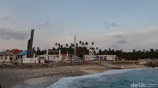 Cantiknya Senja di Titik 0 KM di Utara Indonesia