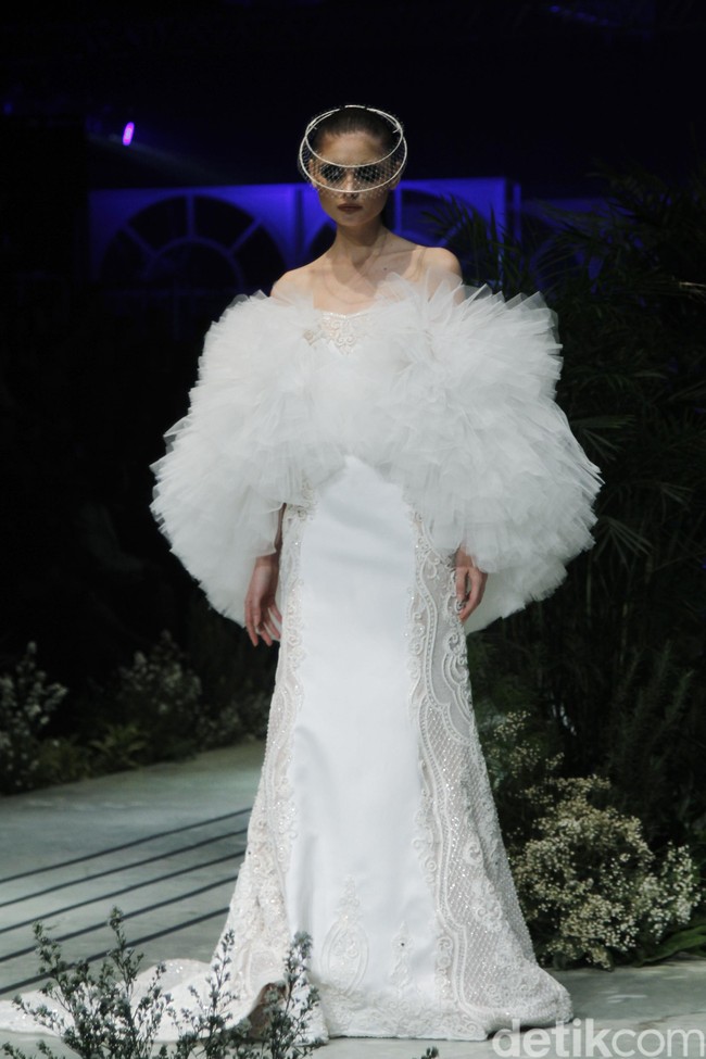 Sebastian Gunawan menampilkan koleksi couturenya bertajuk Incantensimo yang begitu magical. Fashion show Seba digelar di Ballroom Hotel Mulia, Senayan, Jakarta Pusat, Selasa (1/10/2019). Foto: Mohammad Abduh/Wolipop