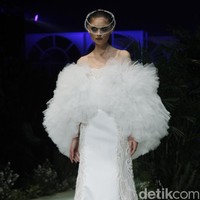 Sebastian Gunawan menampilkan koleksi couturenya bertajuk Incantensimo yang begitu magical. Fashion show Seba digelar di Ballroom Hotel Mulia, Senayan, Jakarta Pusat, Selasa (1/10/2019). Foto: Mohammad Abduh/Wolipop