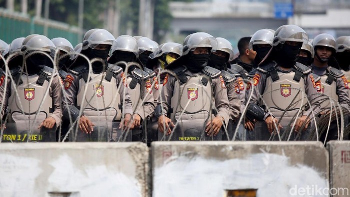 Jelang aksi unjuk rasa buruh, ada ribuan personel gabungan yang dikerahkan untuk amankan gedung DPR. Aksi itu dilakukan untuk menolak revisi UU Ketenagakerjaan.