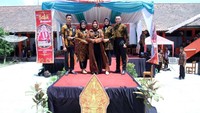 Batik ini warisan dari leluhur kita. Kemanapun kalian pergi, ke luar negeri, bila kalian mengenakan batik maka orang akan mengenali kita adalah warga Indoensia yang dikenal dengan batiknya, kata Kepala Sekolah SMKN 1 Sumedang Elis Herawati.