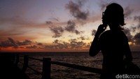Pemandangan eksotik ini membuat Anda betah berlama-lama hingga gelap.