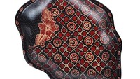 Kalau piring saji dengan motif batik yang satu ini dibuat dengan teknik batik tulis. Piring sajinya juga terbuat dari kayu. Cantik untuk pajangan maupun sebagai wadah buah. Foto: istimewa