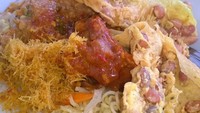 Komplet banget! Nasi pakai ayam lodho, urap sayuran dan mie goreng plus sambal. Mari makan! Foto : Instagram @niyaa_djokam