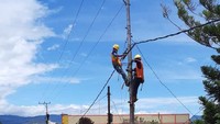 Hari ini didampingi oleh anggota TNI dan POLRI kami mulai memperbaiki jaringan listrik yang ada di pinggiran kota. Untuk jl. Hom Hom dan sekitarnya sudah terang kembali, tambahnya. Istimewa/Dok PT PLN (Persero).