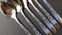 Sendok stainless ini tampil dengan corak batik yang cantik. Meskipun berbahan logam, sendok bisa tampil sebagai salah satu alat makan yang etnik.  Foto: istimewa
