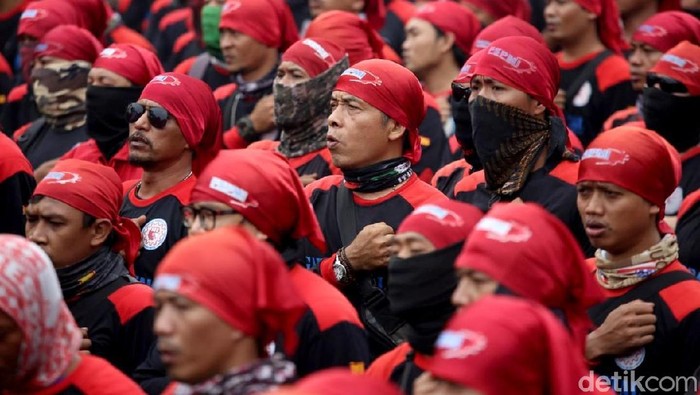 Aksi demo kembali berlangsung di depan gedung DPR, Jakarta. Kali ini massa buruh yang menyuarakan aspirasi mereka. Berikut deretan fotonya.
