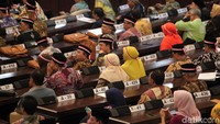 Ada penampakan menarik di sidang paripurna kedua MPR ini. Fraksi PKS DPR RI hari ini tampak kompak mengenakan batik dan pita merah putih yang terikat di peci. PKS menjelaskan dresscode anggotanya hari ini untuk menunjukkan kecintaan pada Indonesia. Dresscode ini juga sebagai bentuk keprihatinan kepada permasalahan bangsa.