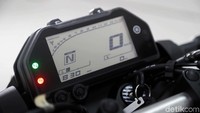 Yamaha MT-25 kini sudah dibekali dengan layar speedometer digital. Hal itu berbeda dengan MT-25 lawas yang mengombinasikan layar digital untuk beberapa informasi dengan indikator analog pada takometer. Speedometer hadir dengan sift timing light yang berfungsi memberi tanda kepada pengendara kapan harus melakukan perpindahan gigi untuk memperoleh akselerasi berkendara yang optimal.