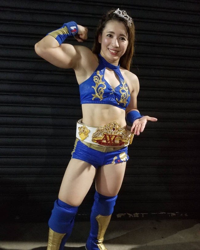 Saat bertanding di arena gulat, Saiki pun punya penampilan yang manis. Ia biasanya tampil dengan full makeup lengkap dengan rambut yang ditata curly sehingga penampilannya sangat kontras dengan kekuatan ototnya yang bisa banting orang. Foto: Instagram @saikireika