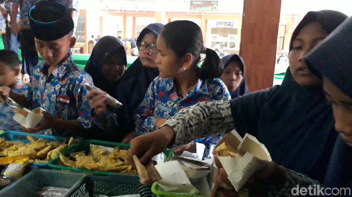 Pemkab Brebes larang sekolah pakai plastik di kantin sekolah, Rabu (2/10/2019).