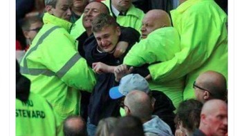 Meme fans Tottenham sampai harus dipaksa menonton pertandingan sampai akhir. Foto: Twitter