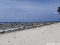 Pantai Mera, Si Cantik dari Pulau Menangis