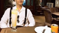 Duh, manisnya Jong Woo saat tengah bersantai menghabisi waktu luang. Di salah satu kafe nyaman, dengan minuman dingin segar di depannya. Foto: Instagram Jong Woo Kim