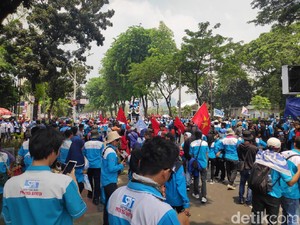 Akses ke Belakang DPR Ditutup, Massa Buruh Ancam Aksi di Jalan Tol