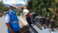 Material yang mengalami kerusakan dan persediaannya minim di lokasi, hari ini kami datangkan penggantinya dari Jayapura. Begitu juga dengan peralatan penunjang pemulihan, ucap General Manager PLN UIWP2B, J. A. Ari Dartomo, dalam keterangan tertulis, dikutip Rabu (2/10/2019). Istimewa/Dok PT PLN (Persero).