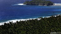 Tanjung Wora tempat Presiden Jokowi cuci muka pun terlihat.