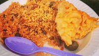 Musim makanan kuning, kata aktris 28 tahun ini di keterangan foto. Banyak netizen yang ngiler dengan nasi kuning plus paduan zaitun ini. Foto: Instagram zaziebeetz