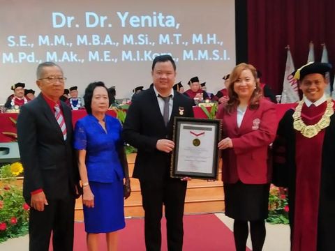 Senyum Dr Dr Yenita SE MM MBA MSi MT MH MPD MAK ME MIKOM MMSI Raih Rekor MURI
