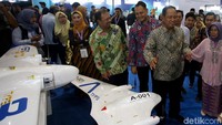 Selepas membuka pameran, Menristekdikti M Nasir turut berkeliling melihat beragam produk inovasi yang ditampilkan di pameran tersebut.