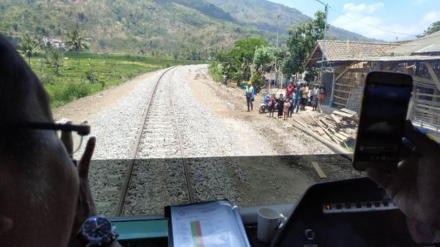 Senyum semringah warga sambut kereta di jalur reaktivasi Cibatu-Wanaraja