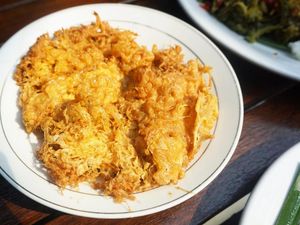 Mau Bikin Talua Barendo? Ini Trik Bikin Keriting Telur Dadar yang Renyah