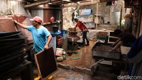 Dalam pabrik tersebut, para pekerja mendapat tugas yang berbed-beda untuk memproduksi kertas maupun souvenir berbahan pelepah pisang tersebut.