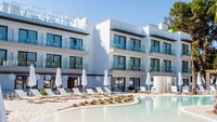Ada sebuah hotel unik bernama Som Dona di Majorca, Spanyol. Hotel ini punya kebijakan di mana hanya wanita saja yang boleh menginap (Som Dona Hotel)  