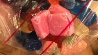 Sepertinya Zazie suka banget makan permen. Ia memiliki banyak permen termasuk gummy bear dan starbust strawberry! Foto: Instagram zaziebeetz