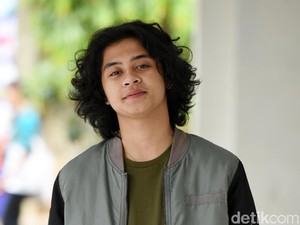 Soal Persaingan Bastian Steel dengan Iqbaal Ramadhan