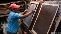 Selain menjadi lembaran kertas, produk yang diolah dari pelepah pisang ini juga dibuat menjadi berbagai macam souvenir ramah lingkungan seperti box kado, cover buku, bingkai dan lain-lain.