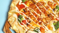 Kalau mau cicip pizza sehat ala Korea, mampirlah ke Pizzamaru di Grand Indonesia. Adonan pizza dibuat dari bubuk teh hijau organik, chlorella, hingga oat lalu difermentasi. Toppingnya beragam seperti Cheesy Maru Oppa bertopping brokoli dan ayam rempah khas Maru. Foto: Instagram pizzamaru.id