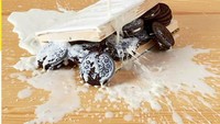 Ya ampun! Hati pembaca mana yang tak hancur melihat tampilan buku yang diselipkan biskuit dan diguyur susu. Iklan ini adalah besutan merek biskuit ternama, Oreo. Foto: istimewa
