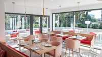 Hotel ini juga dilengkapi dengan sejumlah fasilitas pendukung seperti kolam renang dengan bangku bergaya Bali untuk relaksasi, pusat kebugaran dengan sejumlah pelayanan, hingga bar serta restoran dengan aneka variasi makanan lokal khas Spanyol (Som Dona Hotel)  