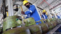 Gas dimasukkan lewat valve tabung elpiji.