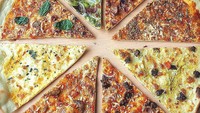 Kreasi Pizza Kong viral di media sosial karena ukurannya jumbo. Berdiameter 50 cm, ada pizza margharita matah, pizza telur asin, pizza iga balado, dan pizza ayam geprek di resto pizza Tebet ini. Foto: Instagram pizza.kong