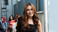 Ayu Ting Ting tampil serba hitam saat ditemui belum lama ini. Foto: Noel/detikFoto