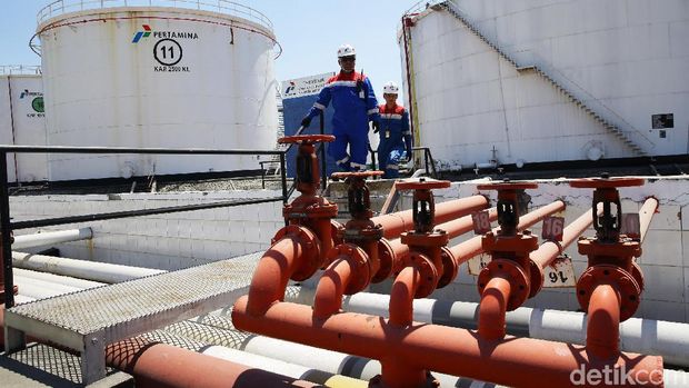 Petugas melakukan inspeksi tanki timbun di Terminal BBM Makassar, Kamis (3/10/2019). Di Terminal BBM Makassar ini terdapat 23 tanki timbun BBM dengan kapasitas 92.000 KL.
