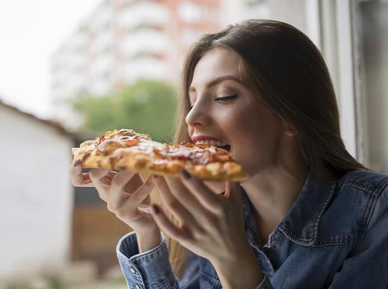 Makan Junk Food dan Tetap Langsing? Ikuti Tips Ahli Gizi Ini Makan Junk Food dan Tetap Langsing? Ikuti Tips Ahli Gizi Ini